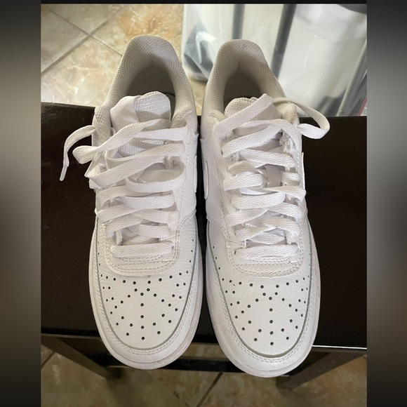 Nike - Picture 3 of 4